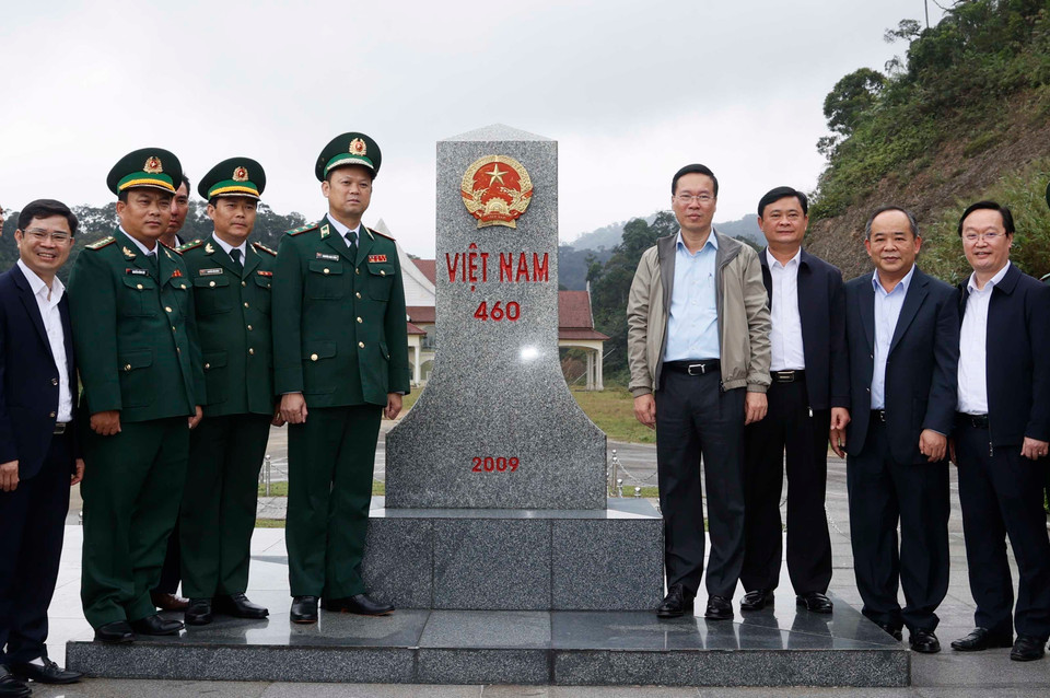 Chủ tịch nước Võ Văn Thưởng và cán bộ, chiến sỹ Đồn biên phòng cửa khẩu Thanh Thủy thăm cột mốc 460. (Ảnh: Thống Nhất/TTXVN)