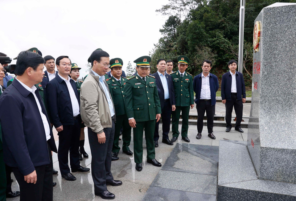 Chủ tịch nước Võ Văn Thưởng và cán bộ, chiến sỹ Đồn biên phòng cửa khẩu Thanh Thủy thăm cột mốc 460. (Ảnh: Thống Nhất/TTXVN)