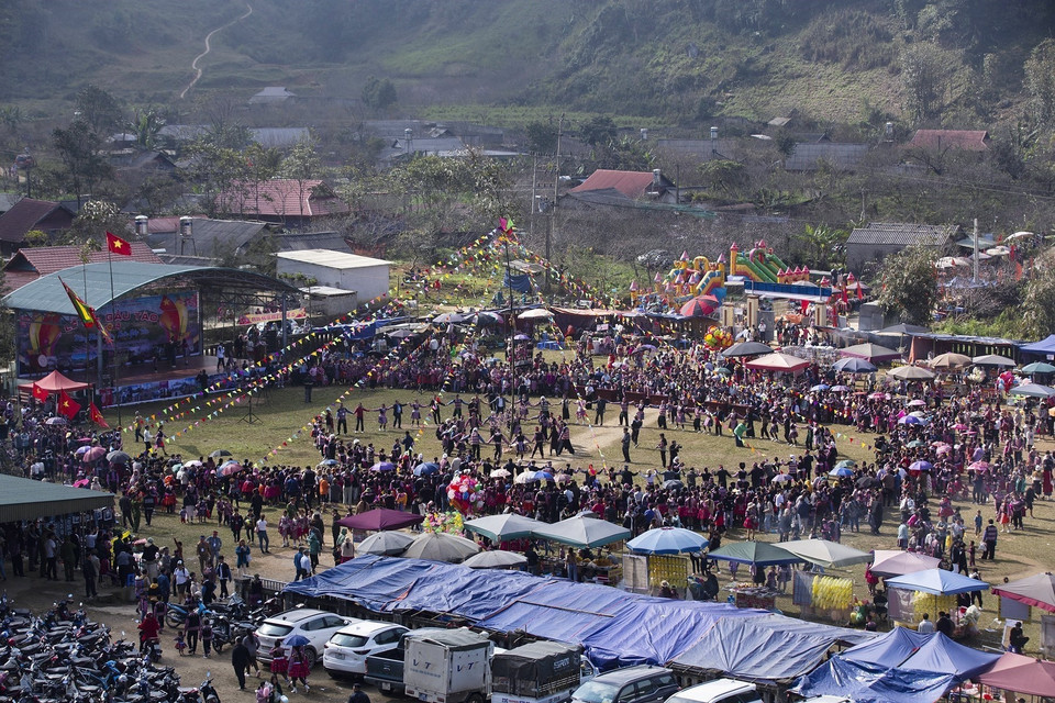 Cảnh đông vui của Lễ hội Gầu Tào bản Mông tại xã Pà Cò, Mai Châu, Hòa Bình. (Ảnh: Trọng Đạt/TTXVN)