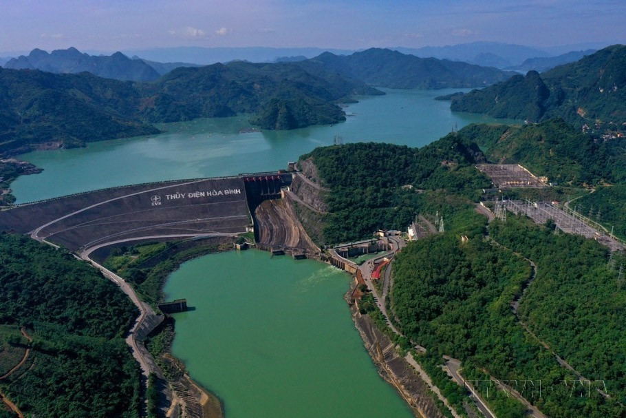 Nhà máy Thủy điện Hòa Bình do Liên Xô giúp Việt Nam xây dựng năm 1979, gồm 8 tổ máy với tổng công suất lắp đặt là 1.920MW. (Ảnh: Ngọc Hà/TTXVN)