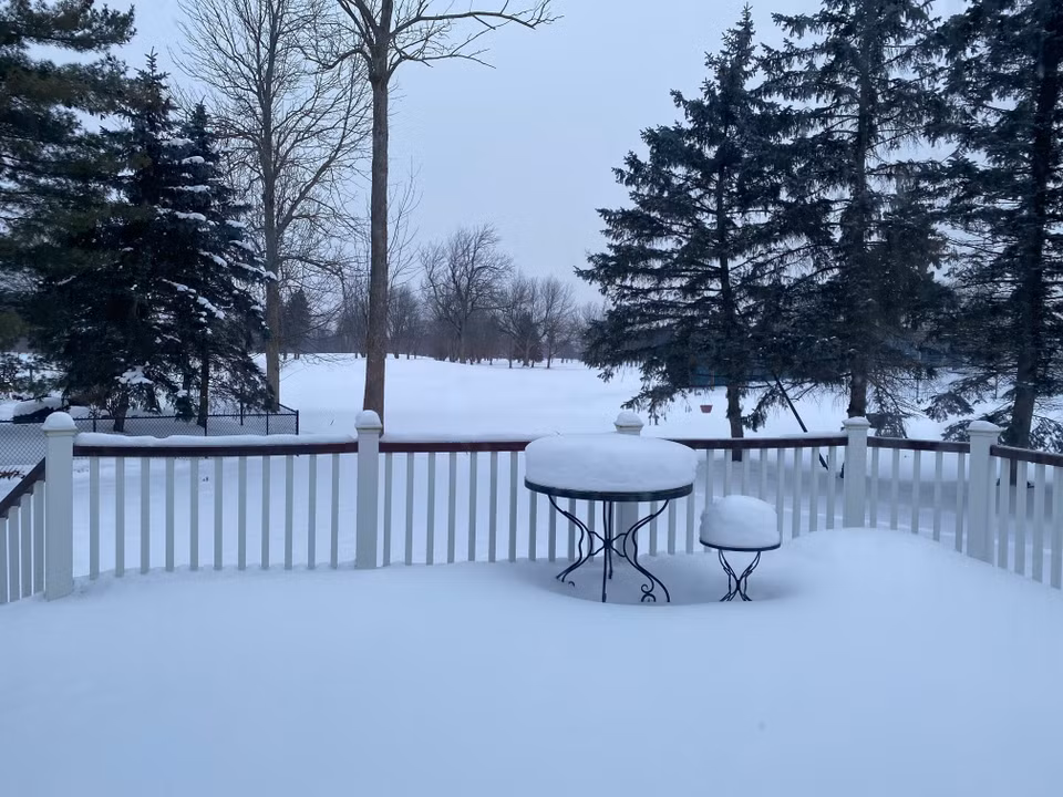 Tuyết phủ trắng xóa tại East Amherst, New York, Mỹ, ngày 18/1/2024. (Ảnh: THX/TTXVN)