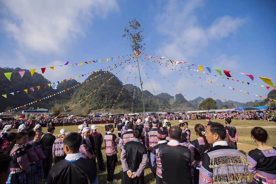 Sau nghi thức dựng cây nêu, đến phần hội, các chàng trai, cô gái, người già, trẻ nhỏ bản Mông cùng nắm tay nhau múa vòng theo nhịp khèn. (Ảnh: Trọng Đạt/TTXVN)