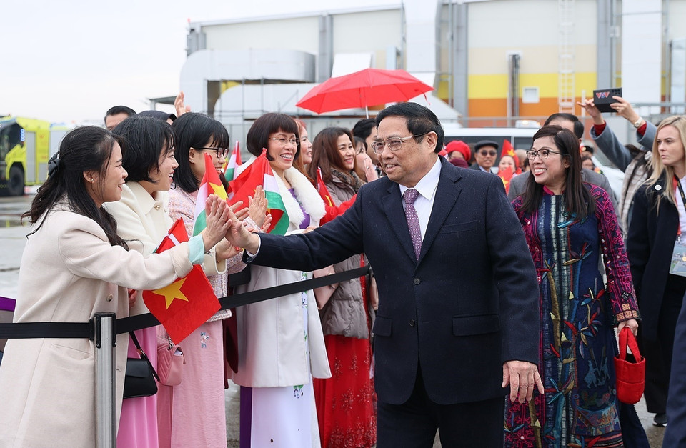 Cán bộ, nhân viên Đại sứ quán và Kiều bào đón Thủ tướng Phạm Minh Chính và Phu nhân tại Sân bay Quốc tế Ferenc Liszt, Thủ đô Budapest. (Ảnh: Dương Giang/TTXVN)