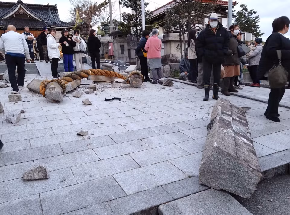 Cổng vào một đền thờ tại Kanazawa, tỉnh Ishikawa, Nhật Bản bị đổ sập sau động đất ngày 1/1/2024. (Ảnh: Kyodo/TTXVN)