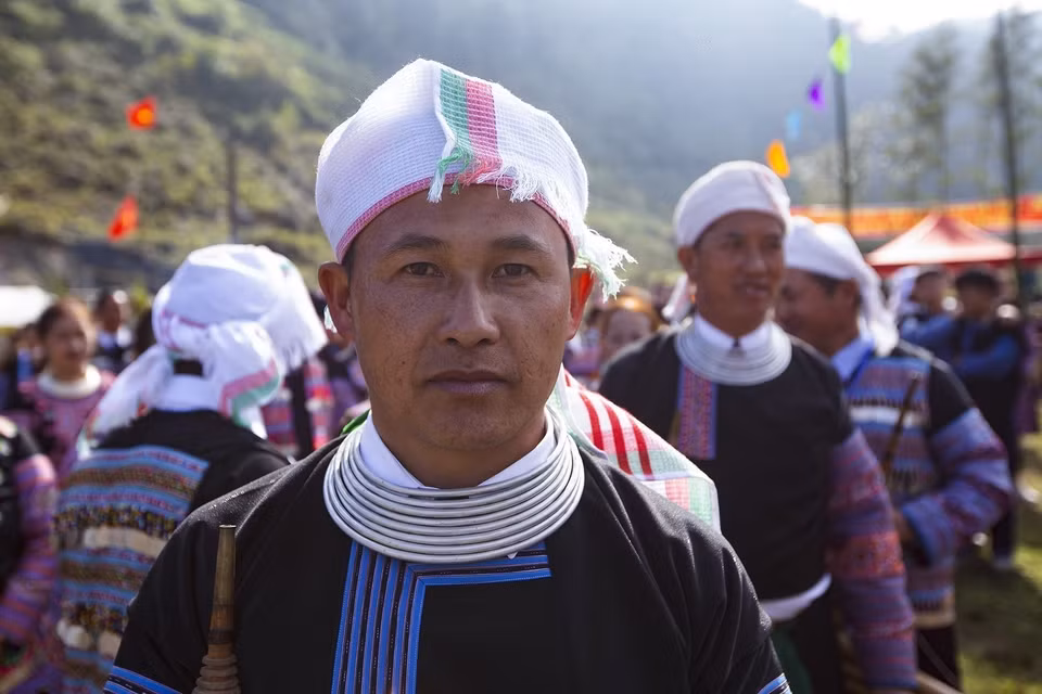 Một chàng người Mông tham gia trình diễn khèn trong Lễ hội Gầu Tào. (Ảnh: Trọng Đạt/TTXVN)