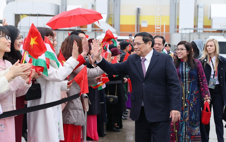 Cán bộ, nhân viên Đại sứ quán và Kiều bào đón Thủ tướng Phạm Minh Chính và Phu nhân tại Sân bay Quốc tế Ferenc Liszt, Thủ đô Budapest. (Ảnh: Dương Giang/TTXVN)