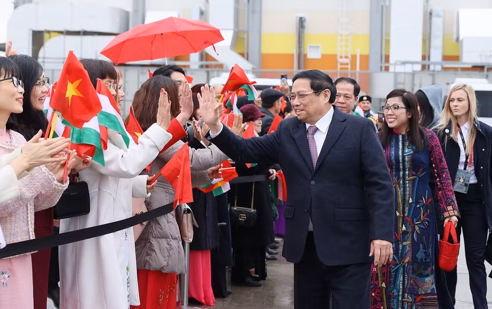 Cán bộ, nhân viên Đại sứ quán và Kiều bào đón Thủ tướng Phạm Minh Chính và Phu nhân tại Sân bay Quốc tế Ferenc Liszt, Thủ đô Budapest. (Ảnh: Dương Giang/TTXVN)