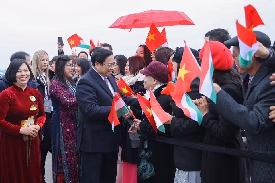 Cán bộ, nhân viên Đại sứ quán và Kiều bào đón Thủ tướng Phạm Minh Chính và Phu nhân tại Sân bay Quốc tế Ferenc Liszt, Thủ đô Budapest. (Ảnh: Dương Giang/TTXVN)