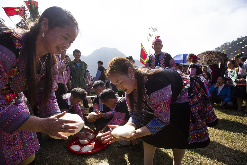 Các cô gái người Mông thi làm bánh dày trong Lễ hội Gầu Tào. (Ảnh: Trọng Đạt/TTXVN)