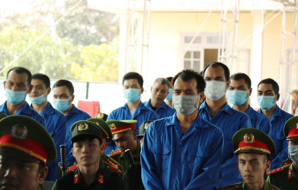 Các bị cáo nghe tòa tuyên án. (Ảnh: TTXVN)
