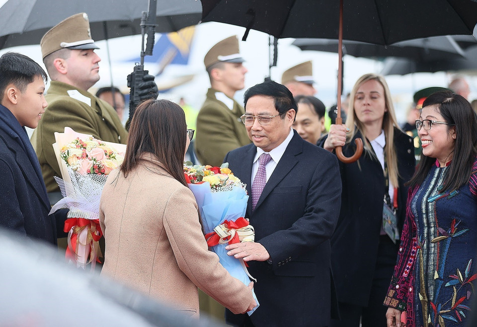 Lễ đón Thủ tướng Phạm Minh Chính và Phu nhân tại Sân bay Quốc tế Ferenc Liszt, Thủ đô Budapest. (Ảnh: Dương Giang/TTXVN)