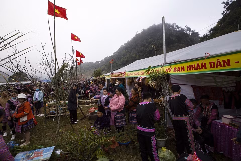 Những gian hàng trưng bày các sản phẩm địa phương của hai xã Hang Kia, Pà Cò trong ngày diễn ra Lễ hội Gầu Tào. (Ảnh: Trọng Đạt/TTXVN)