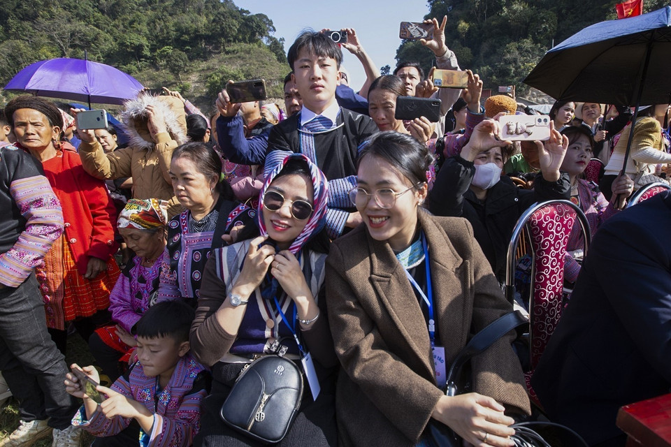 Nhiều du khách đến Mai Châu dịp này được trải nghiệm những khoảnh khắc vui vẻ khi tham dự lễ hội Gầu Tào. (Ảnh: Trọng Đạt/TTXVN)