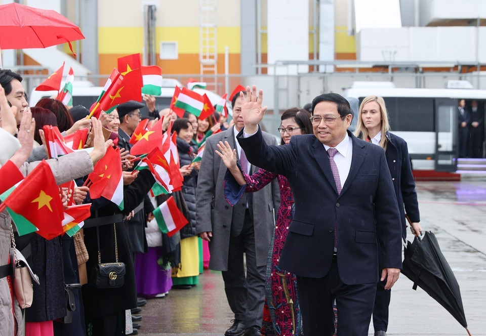 Cán bộ, nhân viên Đại sứ quán và Kiều bào đón Thủ tướng Phạm Minh Chính và Phu nhân tại Sân bay Quốc tế Ferenc Liszt, Thủ đô Budapest. (Ảnh: Dương Giang/TTXVN)