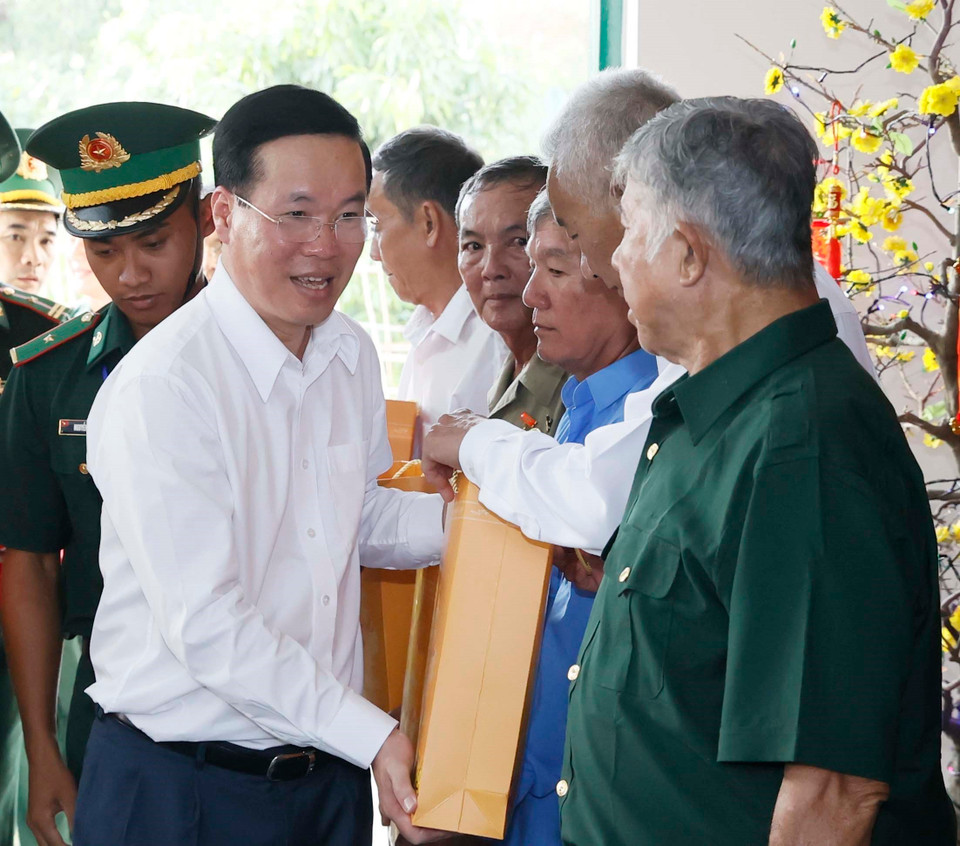 Chủ tịch nước Võ Văn Thưởng tặng quà cho gia đình chính sách. (Ảnh: Thống Nhất/TTXVN)