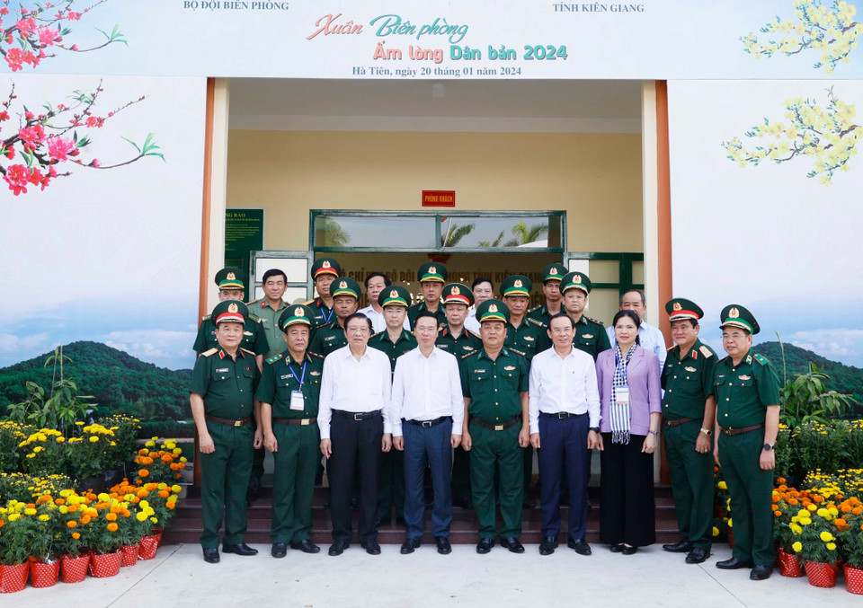 Chủ tịch nước Võ Văn Thưởng và đại biểu chụp ảnh chung với cán bộ, sỹ quan Đồn Biên phòng Cửa khẩu quốc tế Hà Tiên. (Ảnh: Thống Nhất/TTXVN)