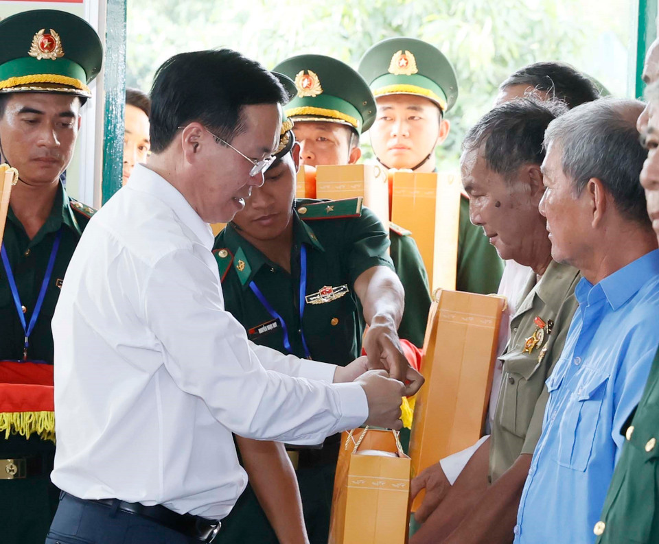 Chủ tịch nước Võ Văn Thưởng tặng quà cho gia đình chính sách. (Ảnh: Thống Nhất/TTXVN)