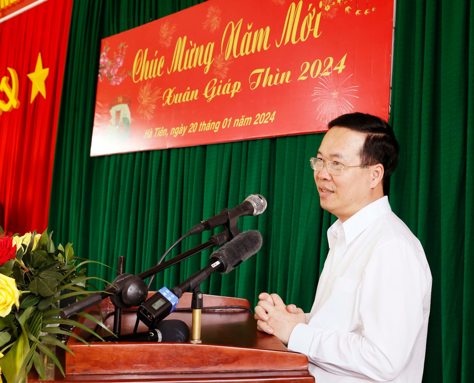 Chủ tịch nước Võ Văn Thưởng phát biểu động viên, chúc Tết cán bộ, chiến sỹ Đồn Biên phòng Cửa khẩu Quốc tế Hà Tiên. (Ảnh: Thống Nhất/TTXVN)