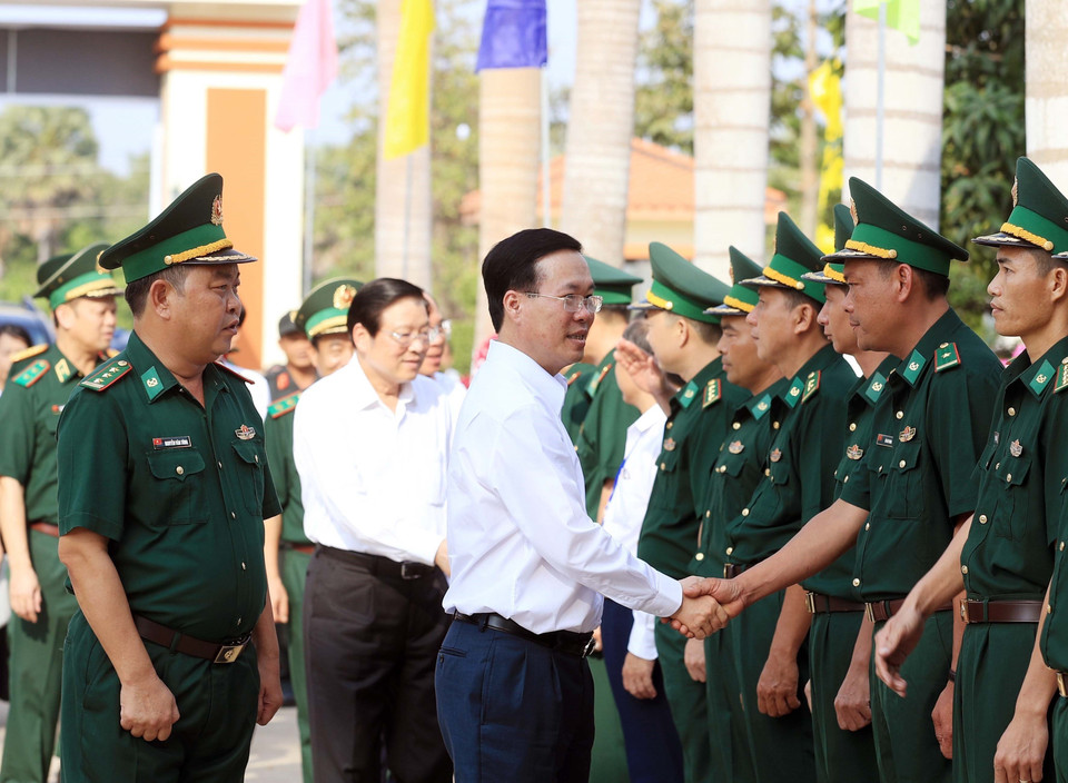 Chủ tịch nước Võ Văn Thưởng với cán bộ, sỹ quan chỉ huy Đồn Biên phòng Cửa khẩu Quốc tế Hà Tiên. (Ảnh: Thống Nhất/TTXVN)