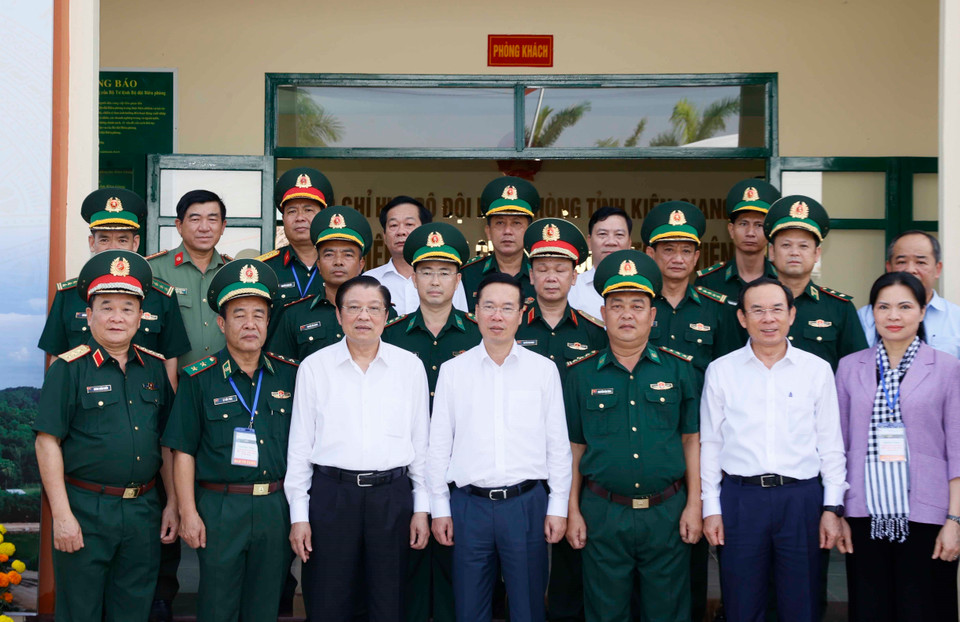 Chủ tịch nước Võ Văn Thưởng và đại biểu chụp ảnh chung với cán bộ, sỹ quan Đồn Biên phòng Cửa khẩu Quốc tế Hà Tiên. (Ảnh: Thống Nhất/TTXVN)