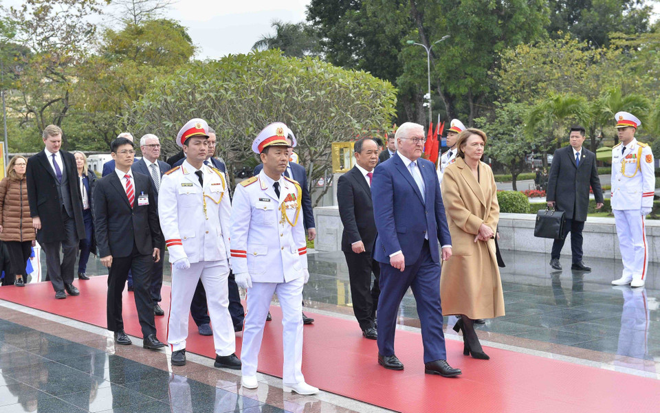 Tổng thống Đức Frank-Walter Steinmeier và Phu nhân đặt vòng hoa tưởng niệm các Anh hùng Liệt sỹ (đường Bắc Sơn-Hà Nội). (Ảnh: Minh Đức/TTXVN)