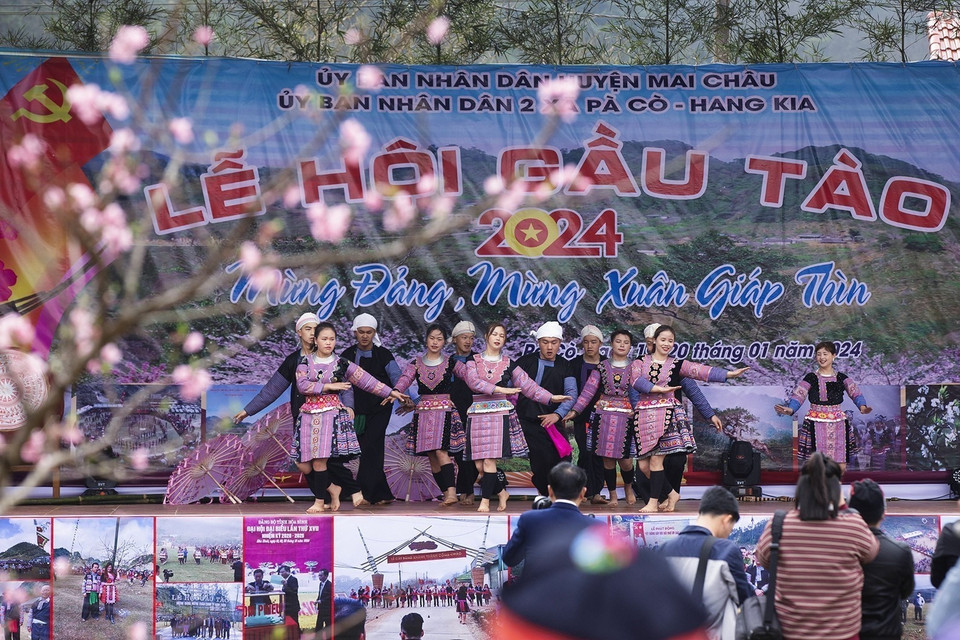 Một tiết mục văn nghệ trình diễn tại Lễ hội Gầu Tào. (Ảnh: Trọng Đạt/TTXVN)