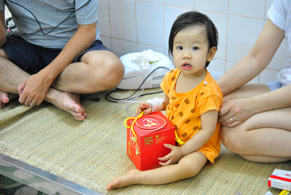 Theo ông Cấn Anh Tuấn-Giám đốc Trung tâm, đây là một trong những hoạt động xã hội của trường hàng năm, nhằm mang lại cho các bệnh nhi một món quà nho nhỏ trong dịp Trung Thu, bởi đa phần các em không thể xuất viện trong thời gian này. (Ảnh: Võ Phương/Vietnam+)