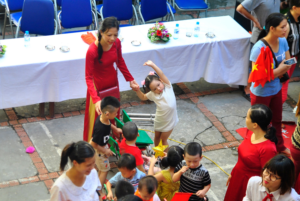 Theo các cô giáo, việc dạy các em không quá khó khăn và việc hòa nhập của trẻ khiếm thính ở cấp mầm non cũng khá dễ dàng. (Ảnh: Võ Phương/Vietnam+)