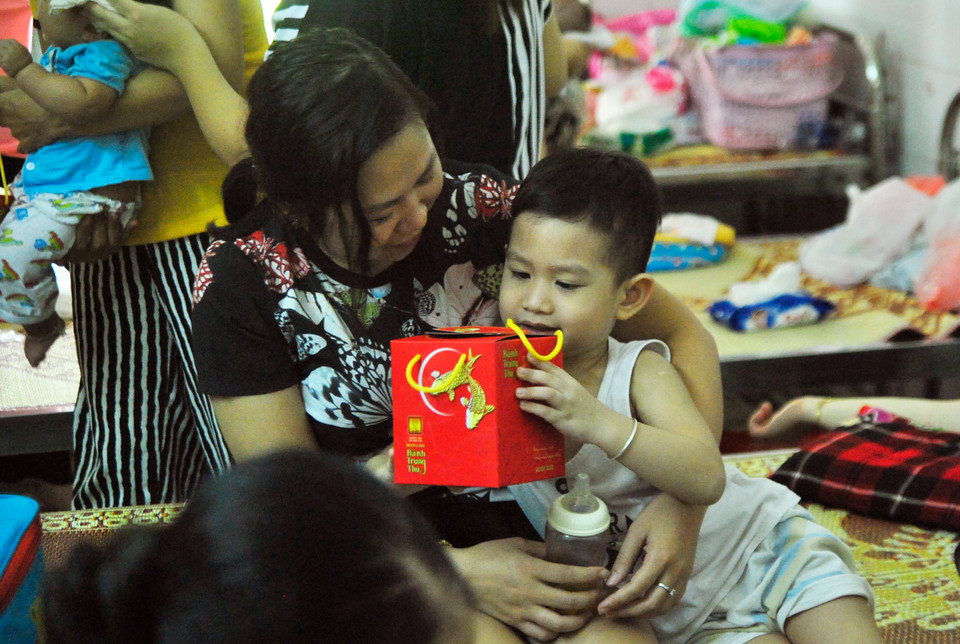 Các bác sỹ tại viện cho biết: dù rất muốn tổ chức Trung Thu cho các em, tuy nhiên do đặc thù công việc bận rộn nên rất khó, nhưng rất may hàng năm đều có các tổ chức, các trường Đại học tới tặng quà, tổ chức hoạt động cho các em. (Ảnh: Võ Phương/Vietnam+)