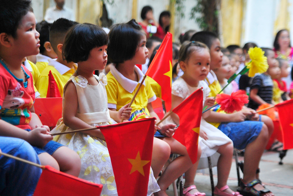 Ngày khai giảng 5/9 đánh dấu một mốc quan trọng trong cuộc đời các em, bởi từ nay, các em sẽ bắt đầu một môi trường hòa nhập mới. (Ảnh: Võ Phương/Vietnam+)