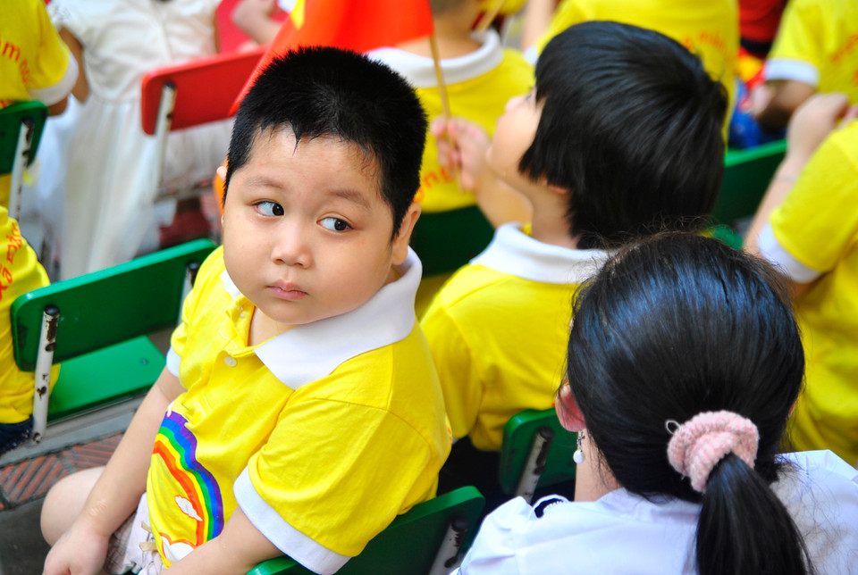 Cậu bé này không cười, không khóc, nhưng đôi mắt thì như đang hoài niệm những ngày hè đã qua...(Ảnh: Nhóm PV)