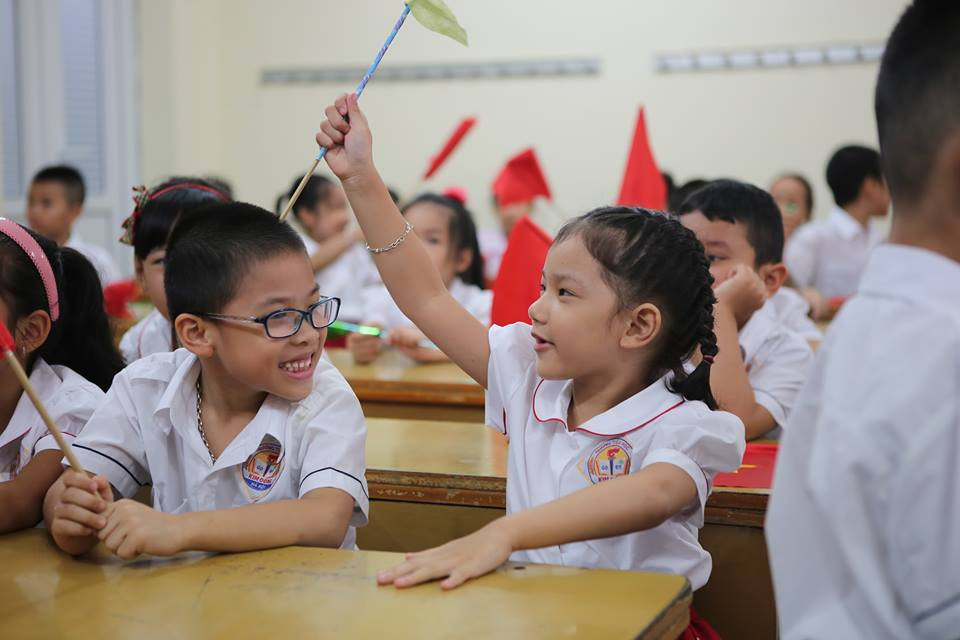 Trái với tâm trạng sướt mướt của các em mầm non, các anh chị tiểu học có vẻ rất vui trong ngày đầu của năm học mới. (Ảnh: Nhóm PV)