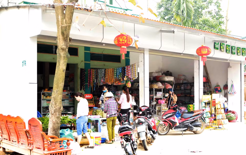 Người dân mua hàng tại một cửa hàng tạp hóa xã Sơn Lôi. (Ảnh: Hoàng Hùng/TTXVN)