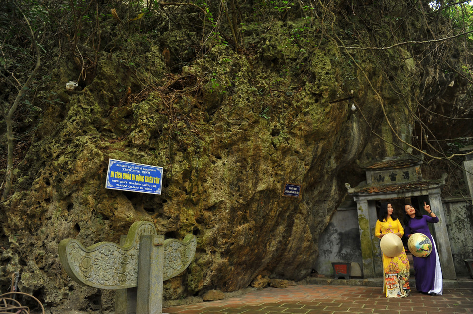 Nằm gọn trong lòng núi, bên một "hàm rồng" bằng núi đá là một ngôi chùa cổ kính Thiên Tôn Động Tự. (Ảnh: Minh Đức/TTXVN)