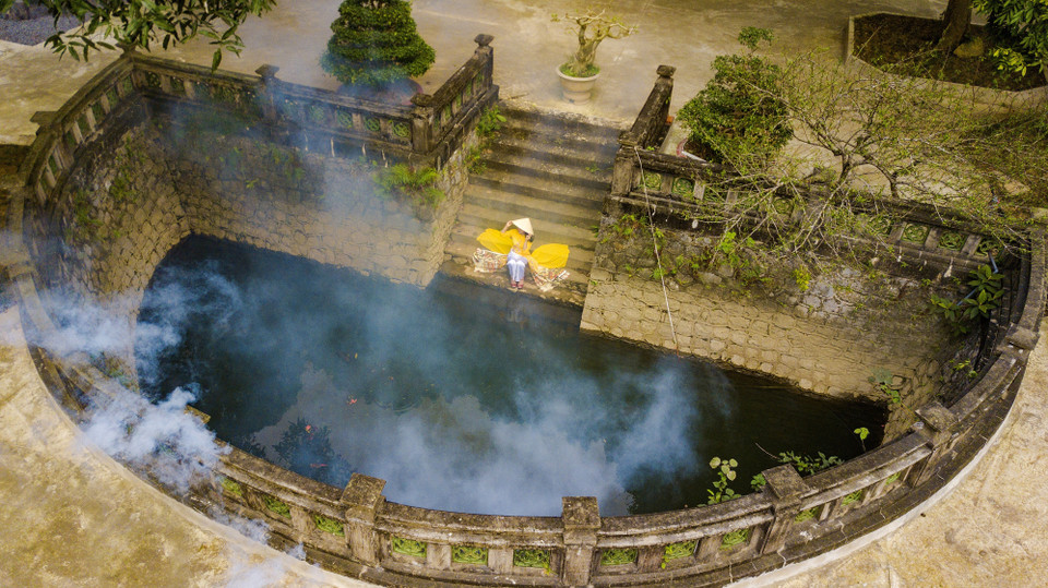 Hồ bán nguyệt mang nét cổ kính nằm trong khuôn viên chùa Thiên Tôn. (Ảnh: Minh Đức/TTXVN)