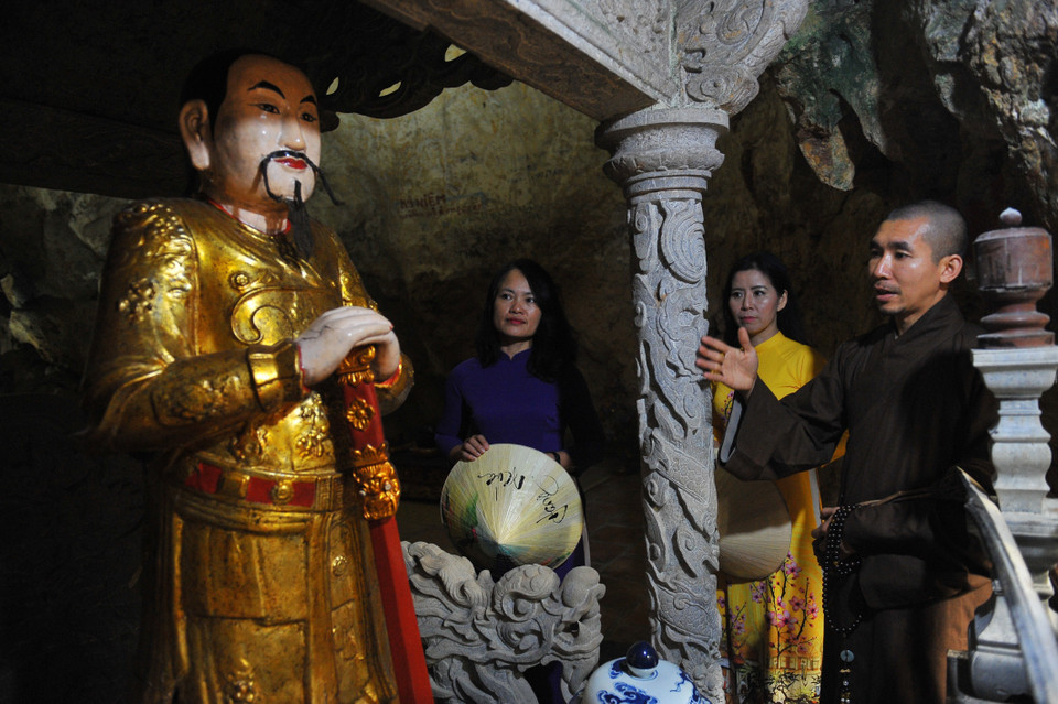 Đến ngày nay, khu di tích Chùa và Động Thiên Tôn luôn là một khu tâm linh đặc biệt, với cảnh thanh vắng u tịch hoang sơ, khuôn viên chùa luôn đem lại cho du khách một tâm trạng an nhiên thư thái tự tại, gác lại những ưu phiền bên ngoài, đề hòa cùng với vẻ u tịch của cảnh chùa. (Ảnh: Minh Đức/TTXVN)