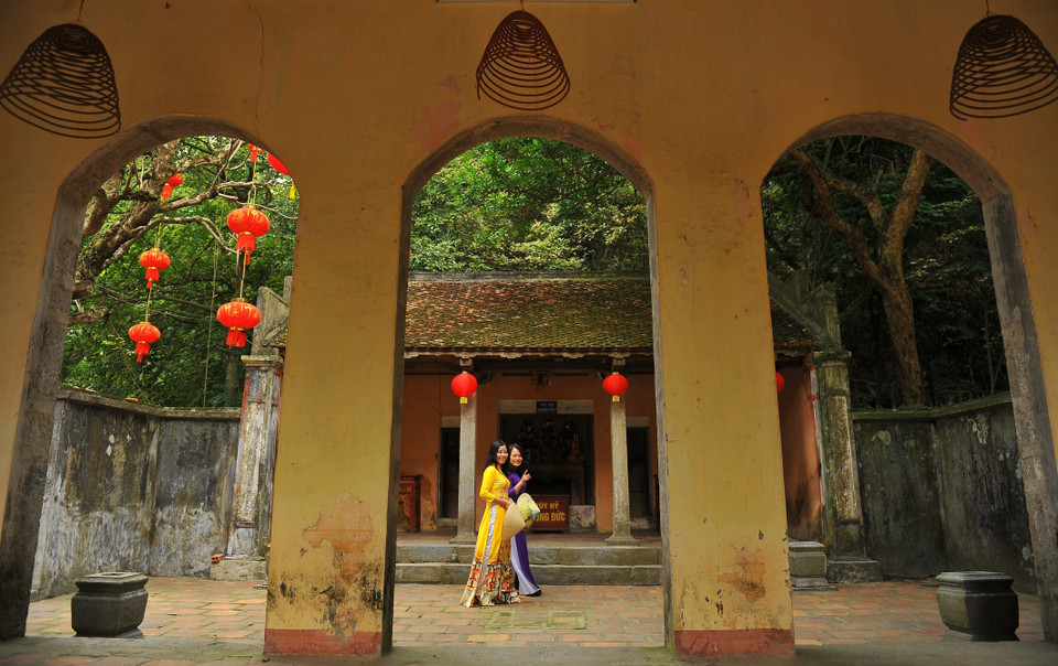 Trong khuôn viên chùa có Chùa cổ, động thờ Thánh, có phủ Mẫu cổ kính. (Ảnh: Minh Đức/TTXVN)