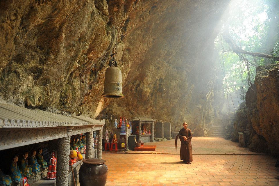Nằm ở khu vực núi Dũng Đương, thuộc khu di tích lịch sử văn hóa cố đô Hoa Lư, Chùa và Động Thiên Tôn là một sự kết hợp đặc giữa Phật giáo và Lão giáo, trên chùa cổ thờ Quan Âm Diệu Thiện, dưới động thờ Thần Trấn Vũ, và là một trong Hoa Lư tứ trấn, nơi thờ bốn vị thần thiêng để trấn giữ bốn hướng Đông Tây Nam Bắc của kinh đô Hoa Lư xưa. (Ảnh: Minh Đức/TTXVN)