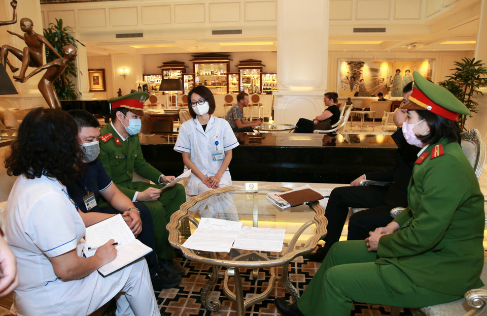 Đoàn kiểm tra tại khách sạn Apricot (địa chỉ 136 Hàng Trống, Hoàn Kiếm). (Ảnh: Doãn Tấn/TTXVN)