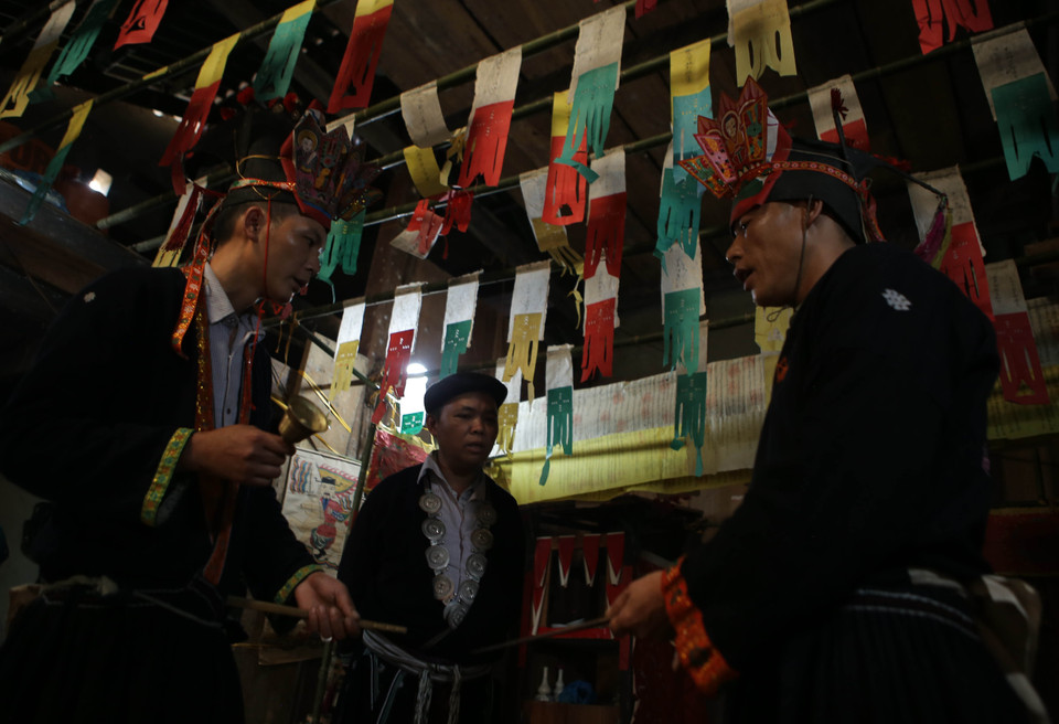 Lễ cấp sắc 12 đèn của nhóm Dao Tiền ở huyện Nguyên Bình được tổ chức với sự tham gia của toàn bộ dòng họ, dưới sự chủ trì của ông trưởng họ. (Ảnh: Chu Hiệu/TTXVN).