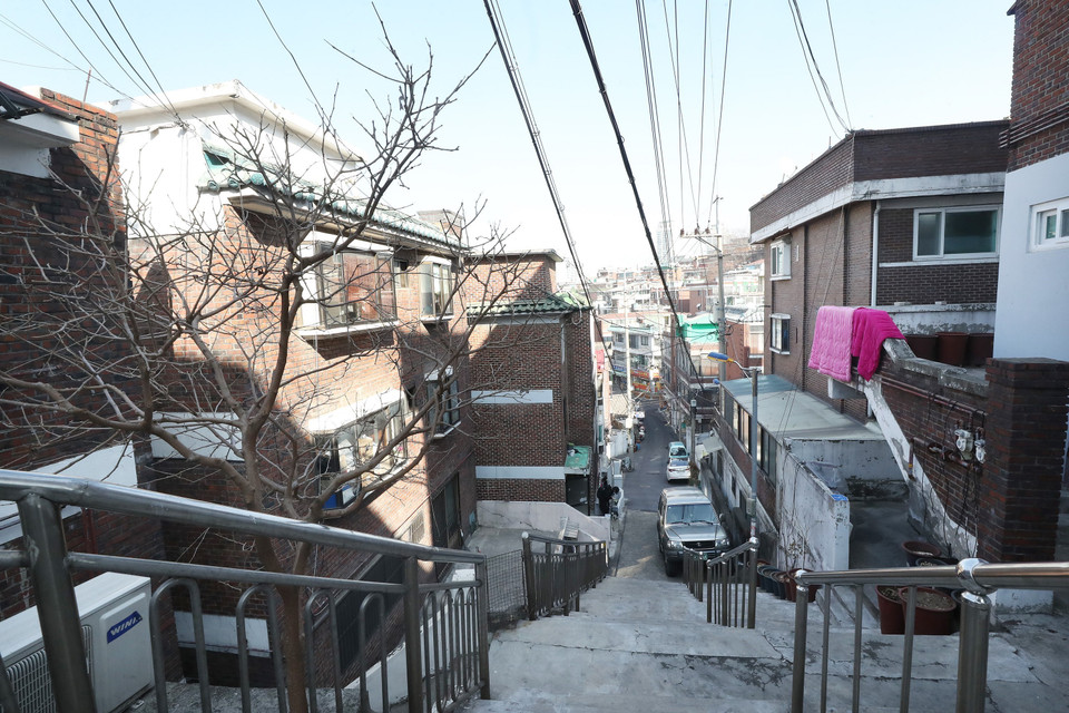 Làng Ahyeon, một trong những địa điểm quay phim 'Parasite' (Ký sinh trùng) của đạo diễn Bong Joon-ho tại Seoul, Hàn Quốc, ngày 11/2/2020. (Nguồn: Yonhap/TTXVN)