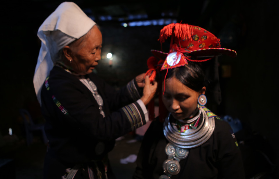 Trang phục của phụ nữ Dao Tiền trong Lễ cấp sắc 12 đèn. (Ảnh: Chu Hiệu/TTXVN)