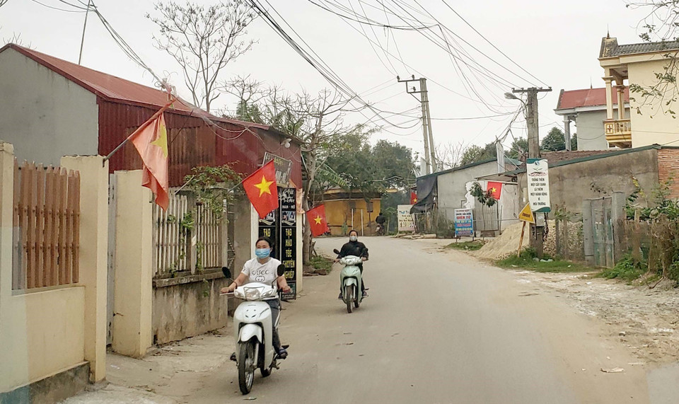 Sinh hoạt đời thường của người dân vẫn được duy trì ở xã Sơn Lôi. (Ảnh: Hoàng Hùng/TTXVN)