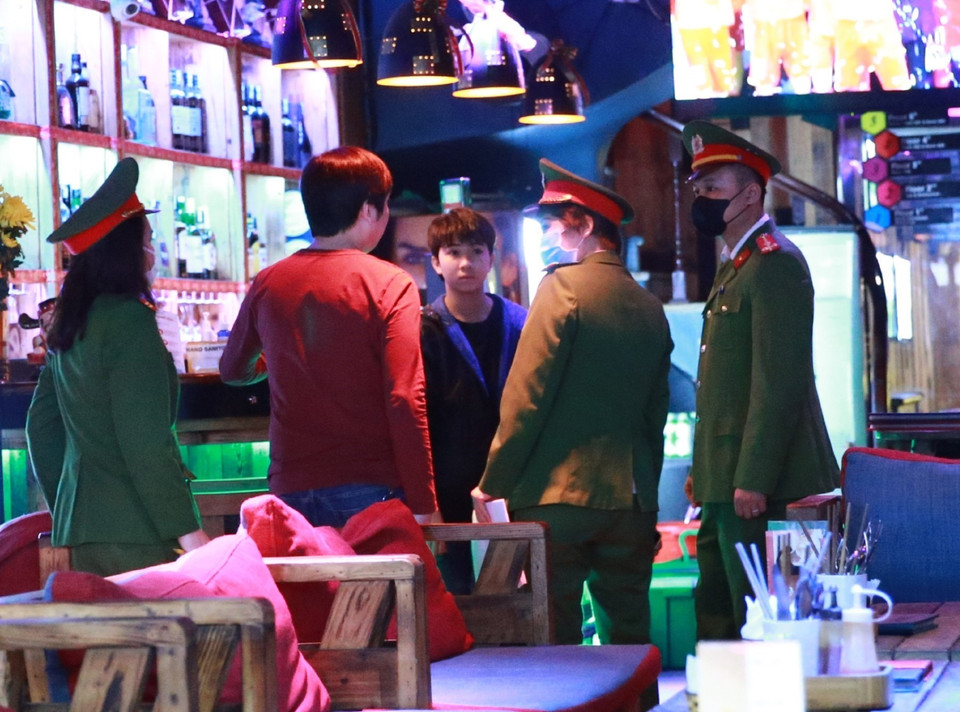 Lực lượng Công an quận Hoàn Kiếm kiểm tra công tác, phòng dịch COVID-19 tại các quán bar, karaoke. (Ảnh: Doãn Tấn/TTXVN)