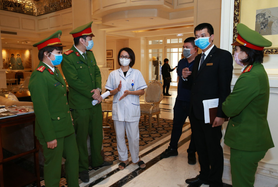 Đoàn kiểm tra tại khách sạn Apricot (địa chỉ 136 Hàng Trống, Hoàn Kiếm). (Ảnh: Doãn Tấn/TTXVN)