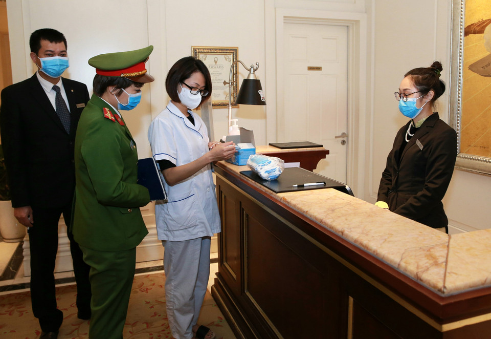 Đoàn kiểm tra tại khách sạn Apricot (địa chỉ 136 Hàng Trống, Hoàn Kiếm). (Ảnh: Doãn Tấn/TTXVN)