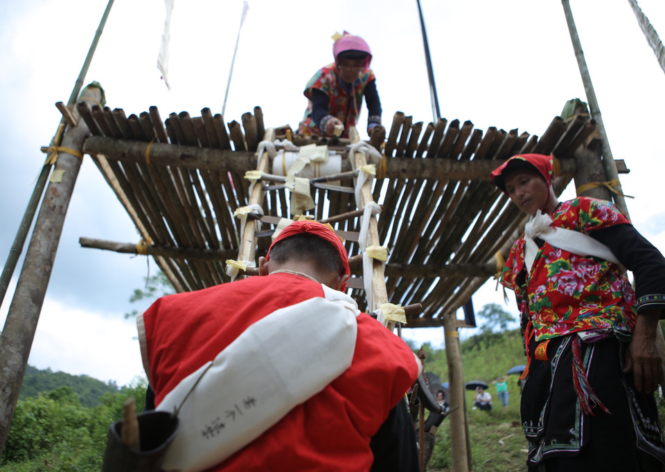 Bậc thang lên ngũ đài và cúng giải hạn, xóa điều xấu, đón điều tốt về. (Ảnh: Chu Hiệu/TTXVN)