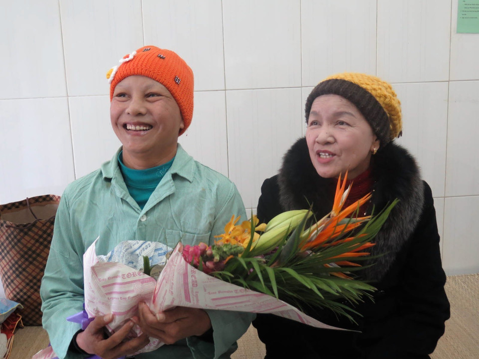 Ghép tế bào gốc tạo máu điều trị các bệnh máu tại Viện Huyết học và Truyền máu Trung ương là phương pháp điều trị triệt để nhất giúp cho bệnh nhân bệnh máu ác tính cũng như lành tính, di truyền có thể khỏi bệnh và có cuộc sống bình thường. Trong ảnh: Bệnh nhân Nguyễn Thị An, là bệnh nhân thứ hai tại Việt Nam được ghép tế bào gốc tạo máu tự thân điều trị ung thư vú. (Ảnh: Văn Nhật/TTXVN)