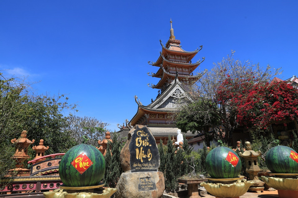 Nét riêng của chùa Bửu Minh là chỉ có một đòn dông duy nhất, với một mái trước và một mái sau dốc đến 45 độ, tạo dáng cao vút và thanh thoát như mái nhà rông Tây Nguyên. (Ảnh: Thành Đạt/TTXVN)