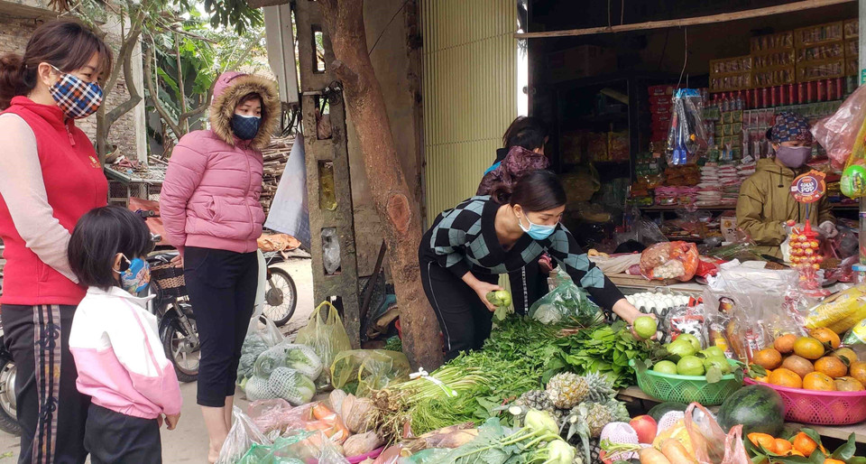 Các loại thực phẩm phục vụ đời sống của bà con trong xã vẫn được cung cấp đầy đủ. (Ảnh: Hoàng Hùng/TTXVN)